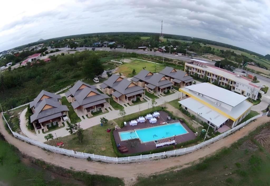 Juntima Boutique Hotel Phetchaburi Bagian luar foto